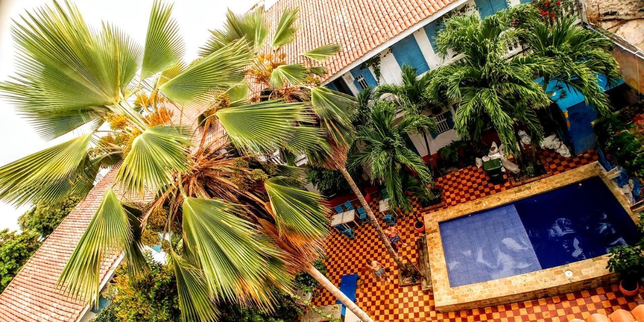 Media Luna Hostel *